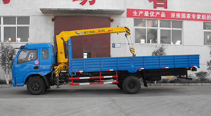 濰坊隨車吊車型詳解 8噸隨車吊、東風(fēng)145與東風(fēng)153隨車吊在平板車上的應(yīng)用