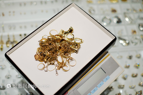 室內(nèi)珠寶店 從創(chuàng)意到璀璨——小生意中的珠寶首飾零售經(jīng)營(yíng)指南